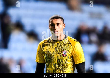 Coventry mercoledì 13 dicembre 2023. Il portiere Gavin Bazunu (31 Southampton) si riscalda durante la partita del campionato Sky Bet tra Coventry City e Southampton alla Coventry Building Society Arena di Coventry mercoledì 13 dicembre 2023. (Foto: Kevin Hodgson | mi News) crediti: MI News & Sport /Alamy Live News Foto Stock