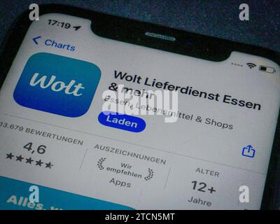 App Store - Apple - Apple App Store auf einem iPhone. App grafici Gratis. Wolt Lieferdienst Essen & mehr // 13.12.2023 *** App Store Apple Apple App Store su un iPhone Apps Charts Free Wolt delivery service Food More 13 12 2023 Foto Stock