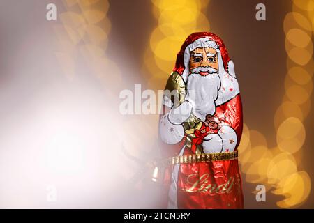 Ein Schoko-Weihnachtsmann der Chocoladefabriken Lindt & Sprüngli AG. Ernteausfälle bei Kakao in Westafrika führen zu Weihnachten hierzulande zu steigenden Schokoladenpreisen. Themenbild, Symbolbild Köln, 13.12.2023 NRW Deutschland **** A Chocoladefabriken Lindt Sprüngli AG i fallimenti delle colture di cacao in Africa occidentale portano all'aumento dei prezzi del cioccolato in Germania a Natale immagine a tema, immagine simbolica Colonia, 13 12 2023 NRW Germania Copyright: XChristophxHardtx Foto Stock