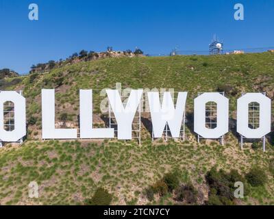 Mostra le immagini dei droni dell'insegna di Hollywood e dell'area circostante in un pomeriggio soleggiato e fangoso. Foto Stock