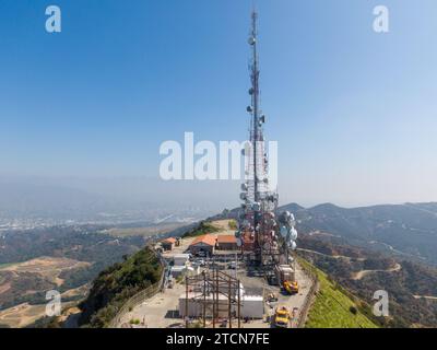 Mostra le immagini dei droni dell'insegna di Hollywood e dell'area circostante in un pomeriggio soleggiato e fangoso. Foto Stock