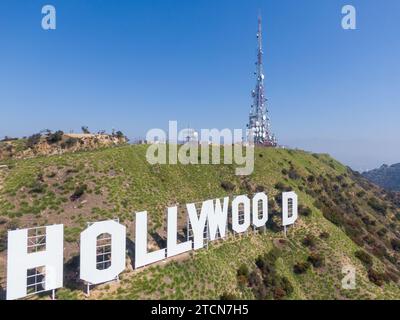 Mostra le immagini dei droni dell'insegna di Hollywood e dell'area circostante in un pomeriggio soleggiato e fangoso. Foto Stock