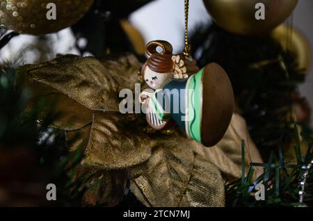 L'Angelo lo annunciò a Maria e concepì dallo Spirito Santo. L'angelo è un simbolo del Natale e decora l'albero con i fiori Foto Stock