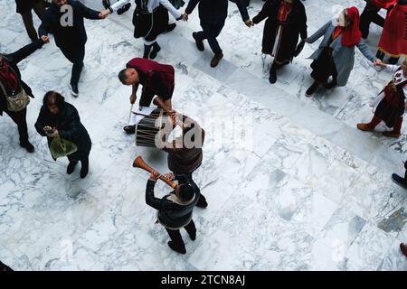 Tirana, Albania - novembre 28: Vista dall'alto degli studenti in abbigliamento tradizionale che eseguono danza popolare durante le celebrazioni del giorno dell'indipendenza Foto Stock