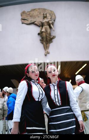 Tirana, Albania - novembre 28: Due studentesse in tradizionale abbigliamento albanese si posano di fronte alla statua di madre Teresa al Palazzo Foto Stock