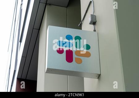 Logo Slack sull'edificio di San Francisco, California, USA Foto Stock