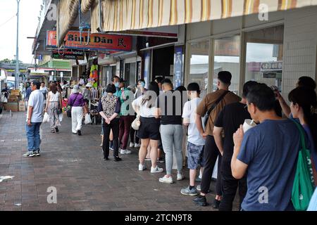 La gente in coda al ristorante per Yum Cha fuori di un popolare pesce vietnamita nella multiculturale comunità cinese Cabramatta, nella parte occidentale di Sydney Foto Stock