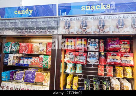 Miami, Florida, Miami International Airport mia, interni interni interni, terminal, gate, riviste di caramelle e snack, negozio commerciale Foto Stock