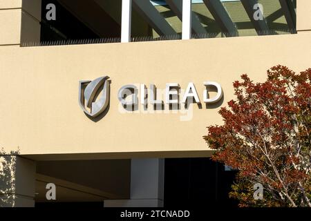 Primo piano del logo Gilead Sciences e dell'insegna sull'edificio presso la sede centrale di Foster City, California, USA Foto Stock