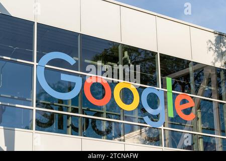 Primo piano del logo Google sull'edificio di Mountain View, California, USA Foto Stock