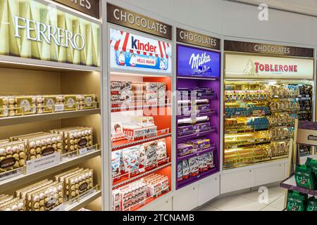 Miami, Florida, Miami International Airport mia, interni interni interni, terminal, gate, duty free, cioccolatini Ferrero Kinder Milka Toblerone Foto Stock