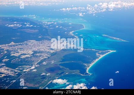 Cancun Messico, penisola dello Yucatan, Mar dei Caraibi, Isla Mujeres, zona degli hotel, vista aerea dall'alto Foto Stock