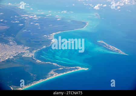 Cancun Messico, penisola dello Yucatan, Mar dei Caraibi, Isla Mujeres, zona degli hotel, vista aerea dall'alto Foto Stock