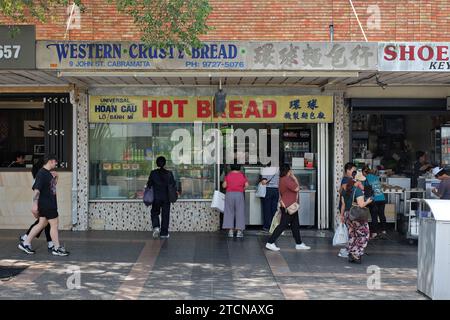 La gente fa shopping al Western Crust Bread, il locale forno vietnamita con perline calde a Cabramatta Western Sydney la domenica pomeriggio Foto Stock