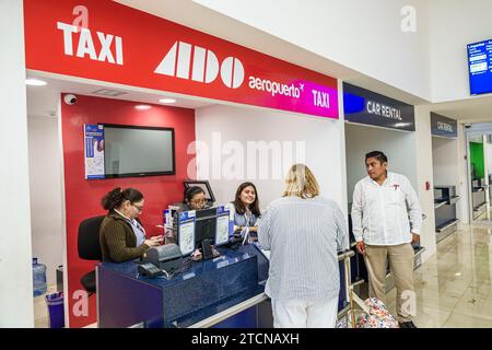 Merida Mexico, Aeroporto Internazionale Merida, Aeropuerto Internacional Manuel Crescencio Rejon, terminal interno dell'atrio, speakin messicano spagnolo Foto Stock