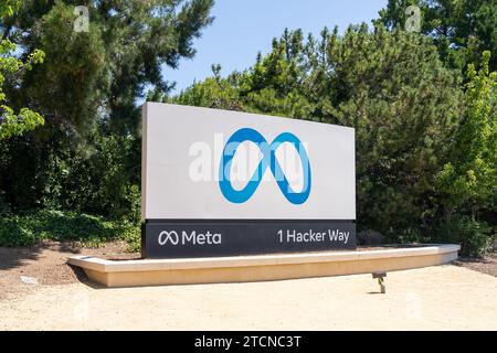 Il logo meta è visibile all'esterno del campus della sede centrale di Meta Platform Inc. A Menlo Park, California, Stati Uniti Foto Stock