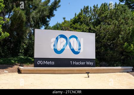 Il logo meta è visibile all'esterno del campus della sede centrale di Meta Platform Inc. A Menlo Park, California, Stati Uniti Foto Stock