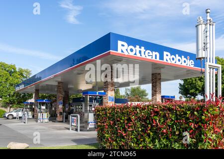 Una stazione di servizio Rotten Robbie a San Jose, California, USA Foto Stock