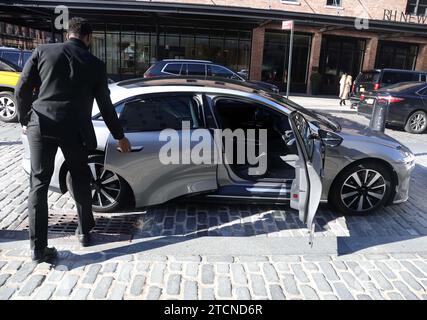 New York, New York, USA. 13 dicembre 2023. Una vista del veicolo elettrico Lucid Air Grand Touring visto fuori dal Lucid Motors Showroom nel quartiere Meatpacking di New York. (Immagine di credito: © Nancy Kaszerman/ZUMA Press Wire) SOLO USO EDITORIALE! Non per USO commerciale! Foto Stock