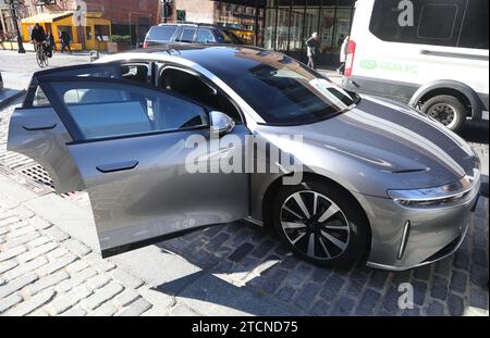 New York, New York, USA. 13 dicembre 2023. Una vista del veicolo elettrico Lucid Air Grand Touring visto fuori dal Lucid Motors Showroom nel quartiere Meatpacking di New York. (Immagine di credito: © Nancy Kaszerman/ZUMA Press Wire) SOLO USO EDITORIALE! Non per USO commerciale! Foto Stock