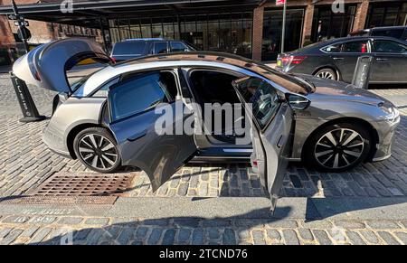 New York, New York, USA. 13 dicembre 2023. Una vista del veicolo elettrico Lucid Air Grand Touring visto fuori dal Lucid Motors Showroom nel quartiere Meatpacking di New York. (Immagine di credito: © Nancy Kaszerman/ZUMA Press Wire) SOLO USO EDITORIALE! Non per USO commerciale! Foto Stock