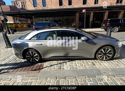 New York, New York, USA. 13 dicembre 2023. Una vista del veicolo elettrico Lucid Air Grand Touring visto fuori dal Lucid Motors Showroom nel quartiere Meatpacking di New York. (Immagine di credito: © Nancy Kaszerman/ZUMA Press Wire) SOLO USO EDITORIALE! Non per USO commerciale! Foto Stock