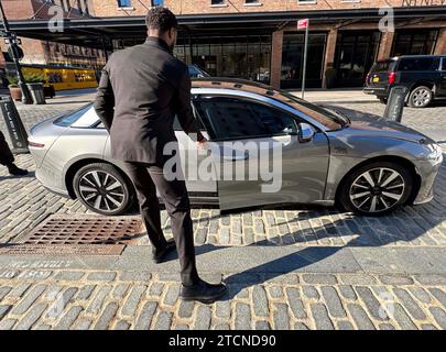 New York, New York, USA. 13 dicembre 2023. Una vista del veicolo elettrico Lucid Air Grand Touring visto fuori dal Lucid Motors Showroom nel quartiere Meatpacking di New York. (Immagine di credito: © Nancy Kaszerman/ZUMA Press Wire) SOLO USO EDITORIALE! Non per USO commerciale! Foto Stock