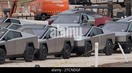 Austin, Texas, Stati Uniti. 13 dicembre 2023. I nuovi Tesla Cybertruck sono parcheggiati fuori dall'enorme fabbrica Tesla nel sud-est di Austin mentre i lavoratori effettuano controlli sulle attrezzature e li allontanano il 13 dicembre 2023, due settimane dopo aver consegnato i primi modelli agli acquirenti VIP in una cerimonia privata. È in corso una massiccia espansione presso lo stabilimento Tesla in Texas, con la costruzione di diversi nuovi edifici. (Immagine di credito: © Bob Daemmrich/ZUMA Press Wire) SOLO USO EDITORIALE! Non per USO commerciale! Foto Stock