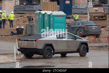 Austin, Texas, Stati Uniti. 13 dicembre 2023. I nuovi Tesla Cybertruck sono parcheggiati fuori dall'enorme fabbrica Tesla nel sud-est di Austin mentre i lavoratori effettuano controlli sulle attrezzature e li allontanano il 13 dicembre 2023, due settimane dopo aver consegnato i primi modelli agli acquirenti VIP in una cerimonia privata. È in corso una massiccia espansione presso lo stabilimento Tesla in Texas, con la costruzione di diversi nuovi edifici. (Immagine di credito: © Bob Daemmrich/ZUMA Press Wire) SOLO USO EDITORIALE! Non per USO commerciale! Foto Stock