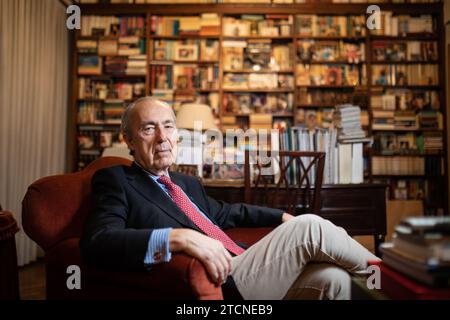 Madrid, 22/11/2021. Intervista a Luis Alberto de Cuenca, ritratto nella sua biblioteca. Foto: Isabel Permuy. ARCHDC. Crediti: Album / Archivo ABC / Isabel B. Permuy Foto Stock