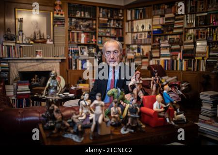 Madrid, 22/11/2021. Intervista a Luis Alberto de Cuenca, ritratto nella sua biblioteca. Foto: Isabel Permuy. ARCHDC. Crediti: Album / Archivo ABC / Isabel B. Permuy Foto Stock