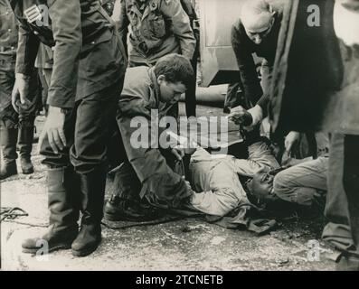 Barcellona, 18/01/1977. Tragico incidente nel porto di Barcellona. Una chiatta americana si scontrò con una nave mercantile che entrava nel porto. Nella foto, momento di salvataggio di una delle vittime. Crediti: Album / Archivo ABC Foto Stock