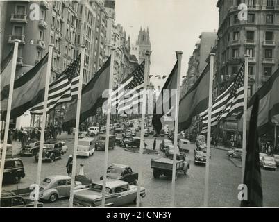 Madrid, 21/12/1959. Madrid ha ricevuto il presidente nordamericano Dwight D. Eisenhower. Duemila bandiere sono state installate lungo l'intero percorso ufficiale. La fotografia mostra José Antonio Avenue (Gran Vía) da Plaza del Callao. Crediti: Album / Archivo ABC / Enrique Ribas Foto Stock