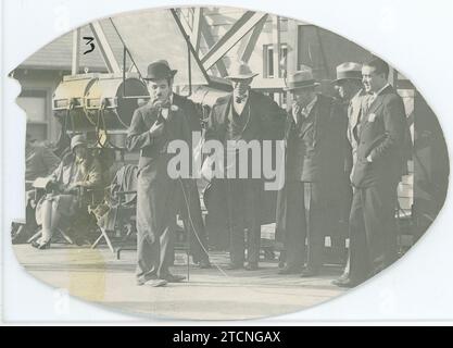 Hollywood, Los Angeles (Stati Uniti), febbraio 1929. Nello studio «Charlot»: Riprese del film «City Lights». Nell'immagine, Charlot (x) dice battute sull'altoparlante durante una pausa. Crediti: Album / Archivo ABC Foto Stock