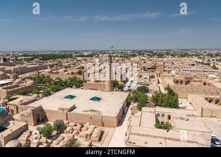 Minareto e madrasa dell'Islam-Khoja nella vecchia Khiva. Immagine di sfondo ravvicinata con spazio di copia per il testo Foto Stock