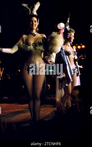 NASSAU, BAHAMAS - 1958: Veduta generale delle donne che camminano sul palco vestite con abiti scarsamente rivestiti durante uno spettacolo di burlesque intorno al 1958 a Nassau, Bahaas. (Foto di Hy Peskin) Foto Stock