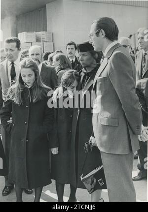 Madrid, 18/03/1980. Diverse centinaia di persone si recano all'aeroporto di Barajas per ricevere i resti mortali del Dr. Félix Rodríguez de la Fuente e dei suoi colleghi Teodoro Roa García e Alberto Mariano Huéscar, che sono morti in Alaska. Nell'immagine, la vedova, Marcelle Pamentier, con le sue due figlie e sua altezza reale il Duca di Calabria, presidente di Adena; a destra, il Ministro dell'Agricoltura. Crediti: Album / Archivo ABC Foto Stock