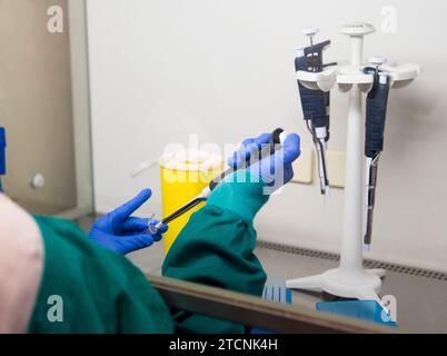 Majadahonda (Madrid), 01/28/2020. Il Ministro della Sanità Salvador Illa e il Ministro della Scienza e dell'innovazione Pedro Duque visitano il Centro Nazionale di Microbiologia, accompagnati dal direttore dell'Istituto di Sanità Carlos III (ISCIII), Raquel Yotti e dal direttore del Centro Nazionale di Microbiologia , Jesús Oteo. In questi laboratori vengono analizzati campioni di possibili infezioni da coronavirus. Foto: Ángel de Antonio. ARCHDC. Crediti: Album / Archivo ABC / Ángel de Antonio Foto Stock