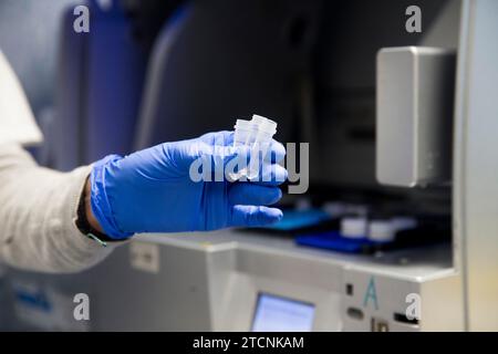 Majadahonda (Madrid), 01/28/2020. Il Ministro della Sanità Salvador Illa e il Ministro della Scienza e dell'innovazione Pedro Duque visitano il Centro Nazionale di Microbiologia, accompagnati dal direttore dell'Istituto di Sanità Carlos III (ISCIII), Raquel Yotti e dal direttore del Centro Nazionale di Microbiologia , Jesús Oteo. In questi laboratori vengono analizzati campioni di possibili infezioni da coronavirus. Foto: Ángel de Antonio. ARCHDC. Crediti: Album / Archivo ABC / Ángel de Antonio Foto Stock