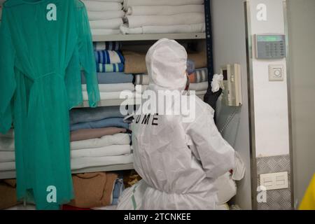 Barcellona, 03/27/2020. L'unità di emergenza dell'Esercito (Ume) disinfetta il centro sanitario di Sant Jordi a causa del Covid 19 Coronavirus. Foto: Ines Baucells. ArchDC. Crediti: Album / Archivo ABC / Inés Baucells Foto Stock