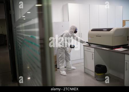 Barcellona, 03/27/2020. L'unità di emergenza dell'Esercito (Ume) disinfetta il centro sanitario di Sant Jordi a causa del Covid 19 Coronavirus. Foto: Ines Baucells. ArchDC. Crediti: Album / Archivo ABC / Inés Baucells Foto Stock