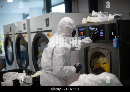 Barcellona, 03/27/2020. L'unità di emergenza dell'Esercito (Ume) disinfetta il centro sanitario di Sant Jordi a causa del Covid 19 Coronavirus. Foto: Ines Baucells. ArchDC. Crediti: Album / Archivo ABC / Inés Baucells Foto Stock