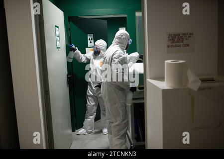 Barcellona, 03/27/2020. L'unità di emergenza dell'Esercito (Ume) disinfetta il centro sanitario di Sant Jordi a causa del Covid 19 Coronavirus. Foto: Ines Baucells. ArchDC. Crediti: Album / Archivo ABC / Inés Baucells Foto Stock