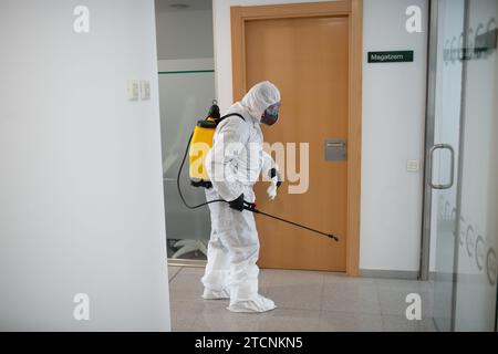 Barcellona, 03/27/2020. L'unità di emergenza dell'Esercito (Ume) disinfetta il centro sanitario di Sant Jordi a causa del Covid 19 Coronavirus. Foto: Ines Baucells. ArchDC. Crediti: Album / Archivo ABC / Inés Baucells Foto Stock