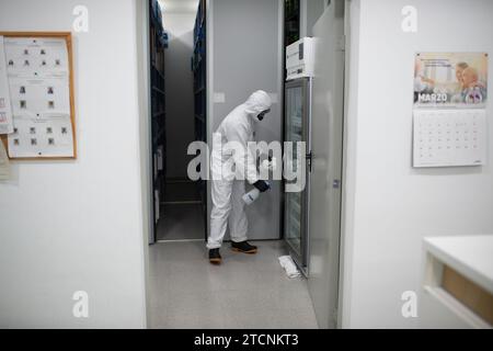 Barcellona, 03/27/2020. L'unità di emergenza dell'Esercito (Ume) disinfetta il centro sanitario di Sant Jordi a causa del Covid 19 Coronavirus. Foto: Ines Baucells. ArchDC. Crediti: Album / Archivo ABC / Inés Baucells Foto Stock