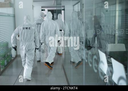 Barcellona, 03/27/2020. L'unità di emergenza dell'Esercito (Ume) disinfetta il centro sanitario di Sant Jordi a causa del Covid 19 Coronavirus. Foto: Ines Baucells. ArchDC. Crediti: Album / Archivo ABC / Inés Baucells Foto Stock