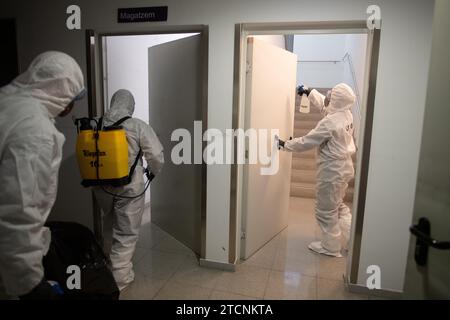 Barcellona, 03/27/2020. L'unità di emergenza dell'Esercito (Ume) disinfetta il centro sanitario di Sant Jordi a causa del Covid 19 Coronavirus. Foto: Ines Baucells. ArchDC. Crediti: Album / Archivo ABC / Inés Baucells Foto Stock