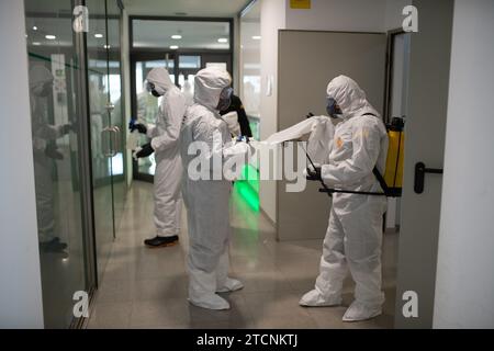 Barcellona, 03/27/2020. L'unità di emergenza dell'Esercito (Ume) disinfetta il centro sanitario di Sant Jordi a causa del Covid 19 Coronavirus. Foto: Ines Baucells. ArchDC. Crediti: Album / Archivo ABC / Inés Baucells Foto Stock