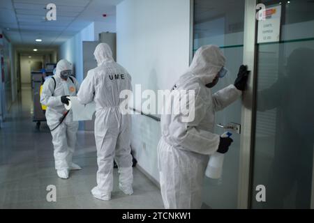 Barcellona, 03/27/2020. L'unità di emergenza dell'Esercito (Ume) disinfetta il centro sanitario di Sant Jordi a causa del Covid 19 Coronavirus. Foto: Ines Baucells. ArchDC. Crediti: Album / Archivo ABC / Inés Baucells Foto Stock