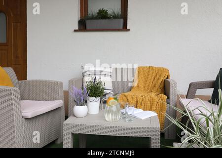 Arredamento confortevole con un bel decor sulla terrazza esterna Foto Stock